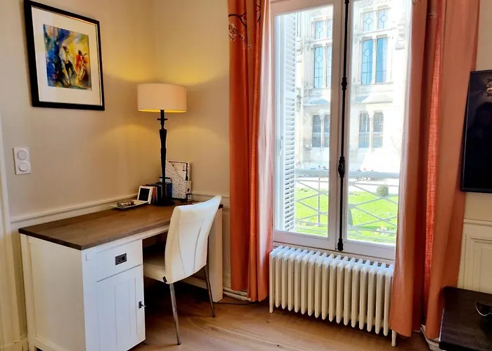 Face A L'hotel De Grand Et Lumineux Apartment