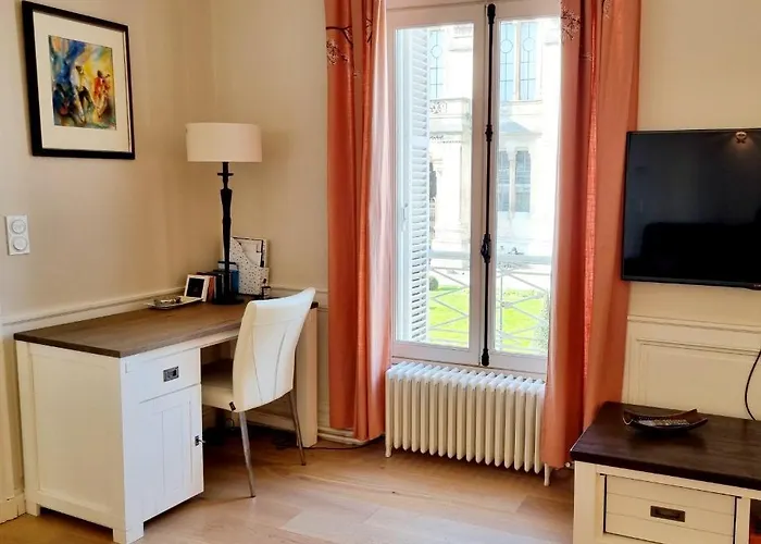 Face A L'hotel De Grand Et Lumineux Apartment Angouleme