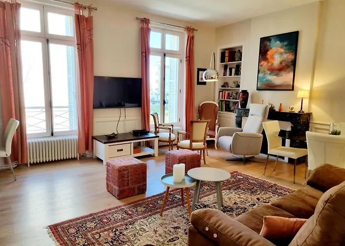 Face A L'hotel De Grand Et Lumineux Apartment Angouleme