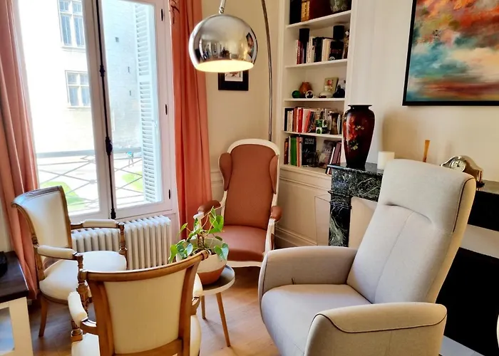 Face A L'hotel De Grand Et Lumineux Apartment *