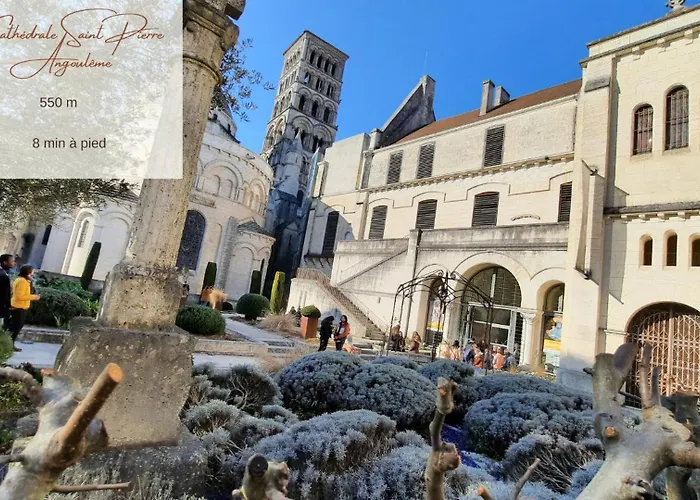 Face A L'hotel De Grand Et Lumineux Apartment Angouleme